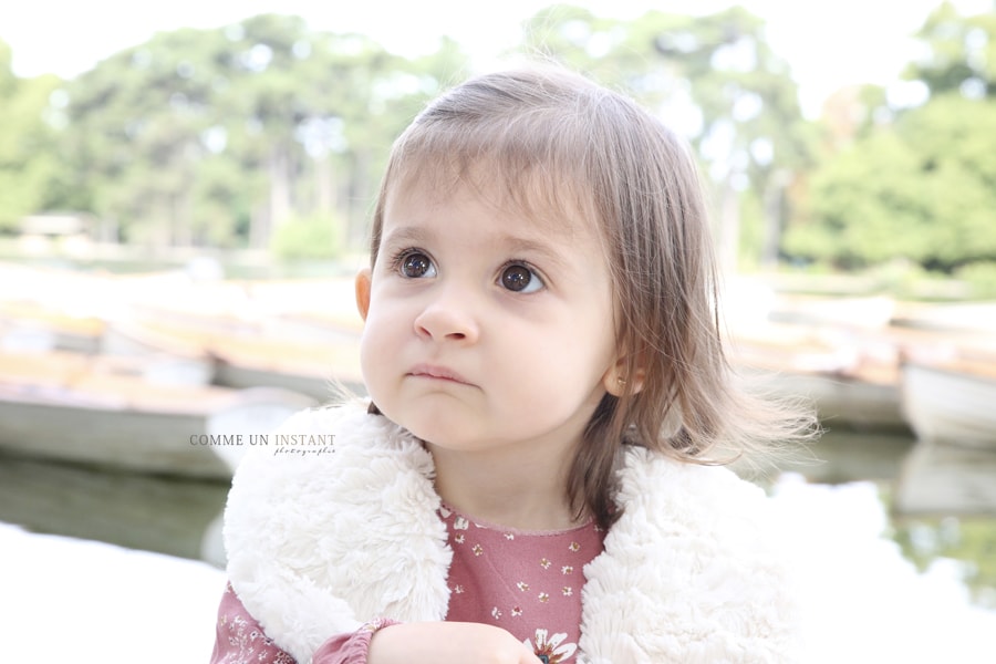 shooting de enfant - reportage photographe enfant en train de jouer - photographie bébé - enfant - enfant extérieur