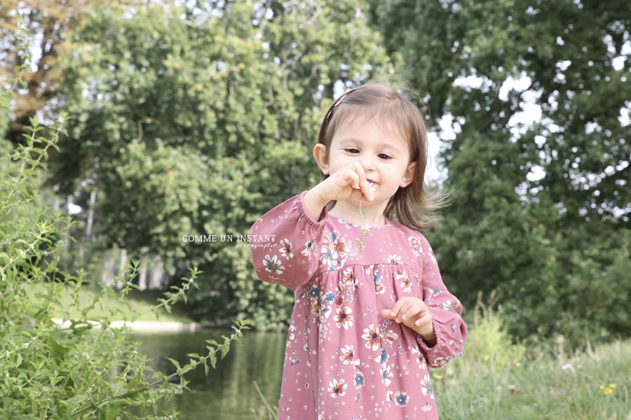 photographe pro enfant en train de jouer, reportage photographe enfant, bébé, enfant extérieur, shooting à domicile pour enfants à Saint Germain en Laye (78100 Yvelines 78)