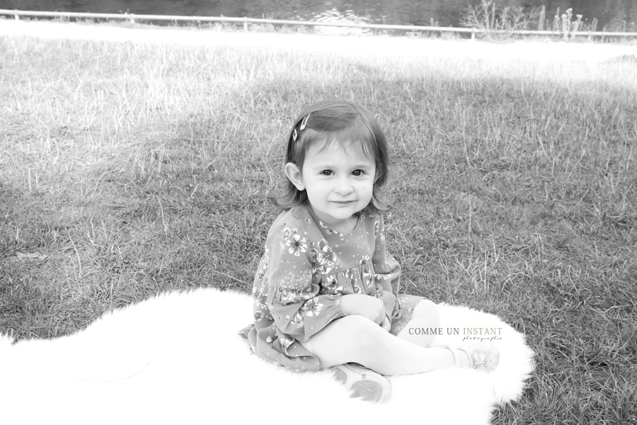 enfant en train de jouer - photographe pro bébé - reportage photographe de enfant sur Versailles (78000 Yvelines 78) - photographe pro enfant - photographe à domicile enfant extérieur - noir et blanc