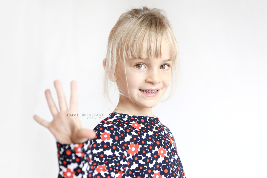 reportage photographe pour enfants en centre ville de Courbevoie (92400 Hauts de Seine 92) - enfant - shooting à domicile enfant en train de jouer - photographe à domicile enfant studio - anniversaire