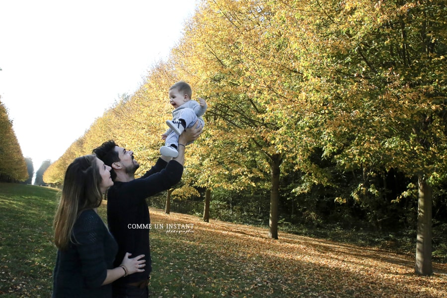 photographe professionnelle bébé en train de jouer, bébé en extérieur, shooting famille, amour, photographe pro de famille, photographe bébé, famille en extérieur