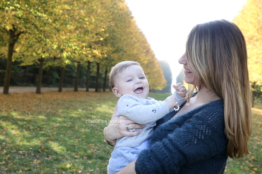 photographe à domicile bébé en extérieur - famille - photographe à domicile familles sur Paris (75000 Paris 75) - photographe amour - photographe bébé en train de jouer - photographe à domicile bébé - famille en extérieur