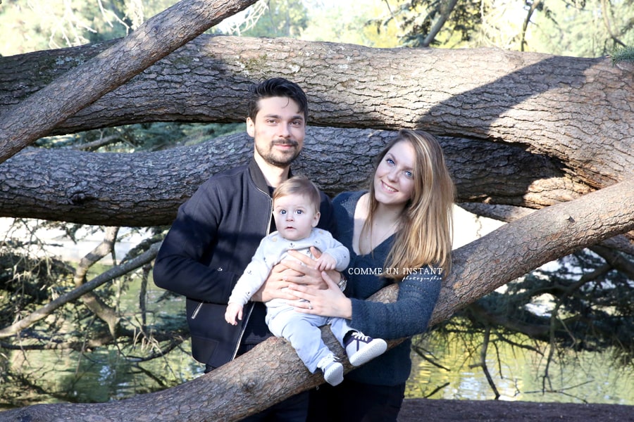 shooting pour familles, famille, bébé en train de jouer, bébé, shooting amour, shooting à domicile bébé en extérieur, famille en extérieur