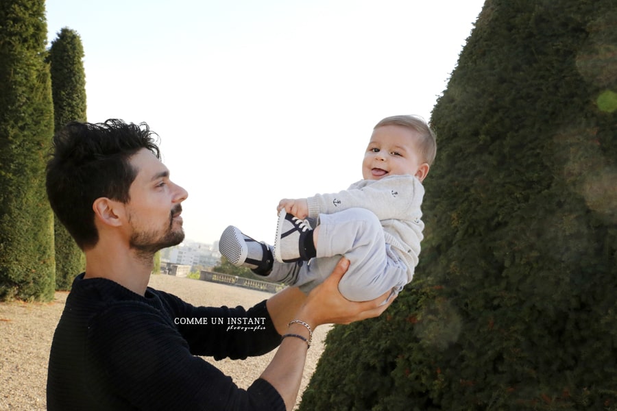 reportage photographe famille a Saint Germain en Laye (78100 Yvelines 78) - famille - photographe pro amour - bébé - shooting bébé en train de jouer - shooting famille en extérieur - bébé en extérieur