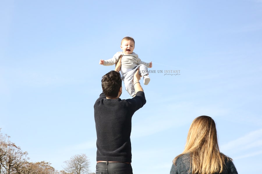 amour, bébé, bébé en extérieur, shooting famille, famille en extérieur, photographe à domicile de familles en centre ville de Franconville (95130 Val d'Oise 95), photographe pro bébé en train de jouer