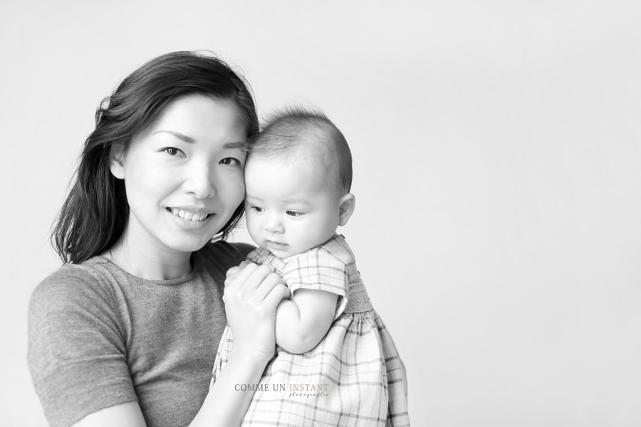 photographie famille sur Cergy Pontoise (95100 Val d'Oise 95) et sa région - famille - famille asiatique - photographe pro famille studio - photographe pro amour - shooting à domicile bébé asiatique - photographe pro noir et blanc - bébé - bébé studio