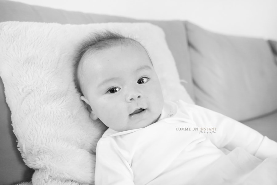 photographe pro bébé - noir et blanc - photographe à domicile familles - shooting bébé studio - reportage photographe bébé asiatique