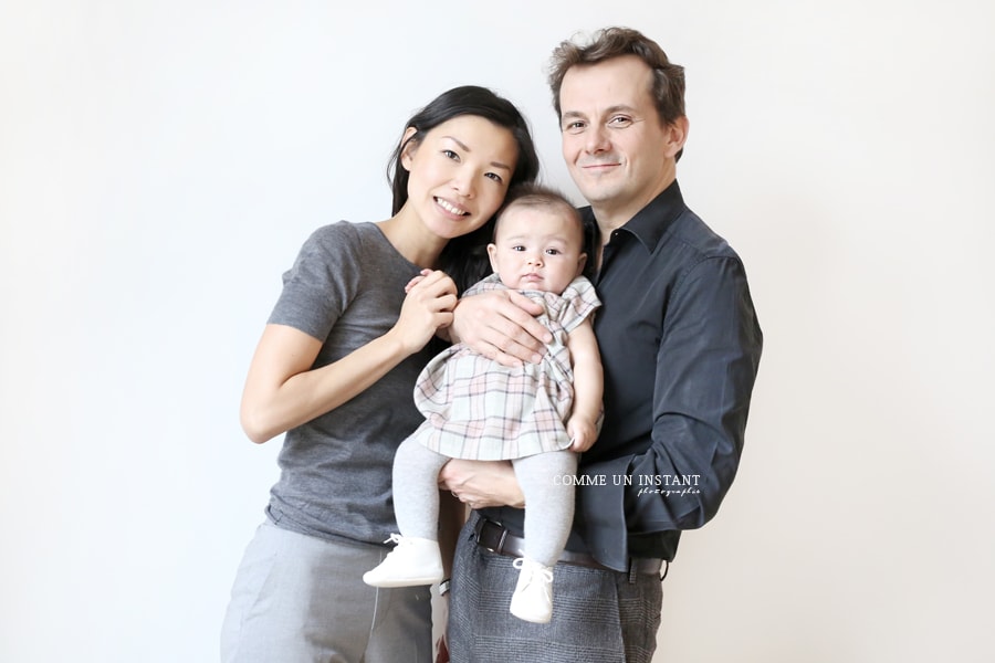 shooting famille - photographe pro amour - shooting de famille - shooting famille asiatique - shooting bébé studio - photographie famille studio - shooting à domicile bébé - shooting à domicile bébé asiatique