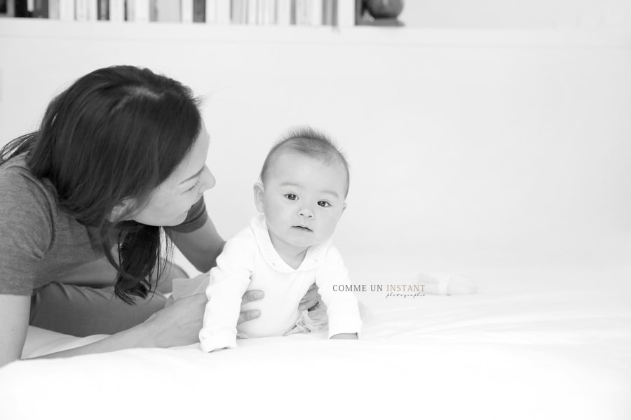 famille, bébé asiatique, noir et blanc, photographe a domicile bébé, photographe bébé studio, famille studio, shooting à domicile amour, famille asiatique, photographe pour familles