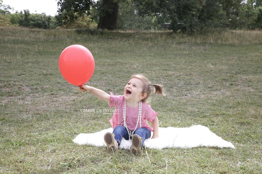 photographe à domicile enfant extérieur - enfant - shooting à domicile amour - bébé - bébé en extérieur - photographe a domicile famille en plein coeur de Saint-Maur des Fossés (94100 Val de Marne 94) et sa région