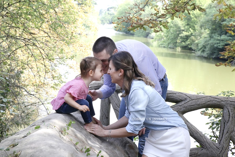 enfant - amour - bébé en extérieur - photographie famille en extérieur - bébé - famille - photographe a domicile enfant extérieur - photographie familles