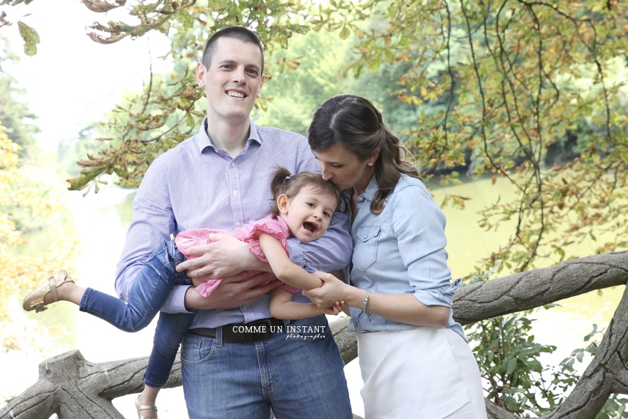 bébé en extérieur - photographie amour - photographie famille en extérieur - photographie bébé - enfant - photographe a domicile enfant extérieur - shooting à domicile pour familles - famille