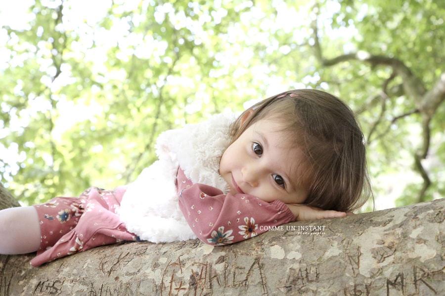 bébé - enfant extérieur - reportage photographe pour famille - enfant - photographe à domicile famille en extérieur - photographe pro famille - amour - bébé en extérieur