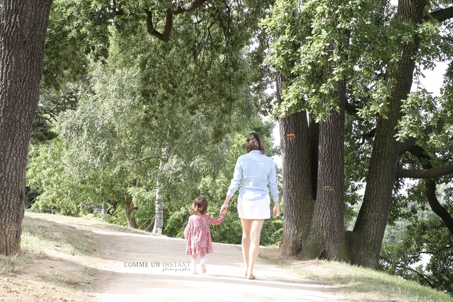 photographe à domicile bébé - enfant extérieur - famille - famille en extérieur - photographe professionnelle enfant - shooting à domicile bébé en extérieur - photographie pour familles - photographe pro amour