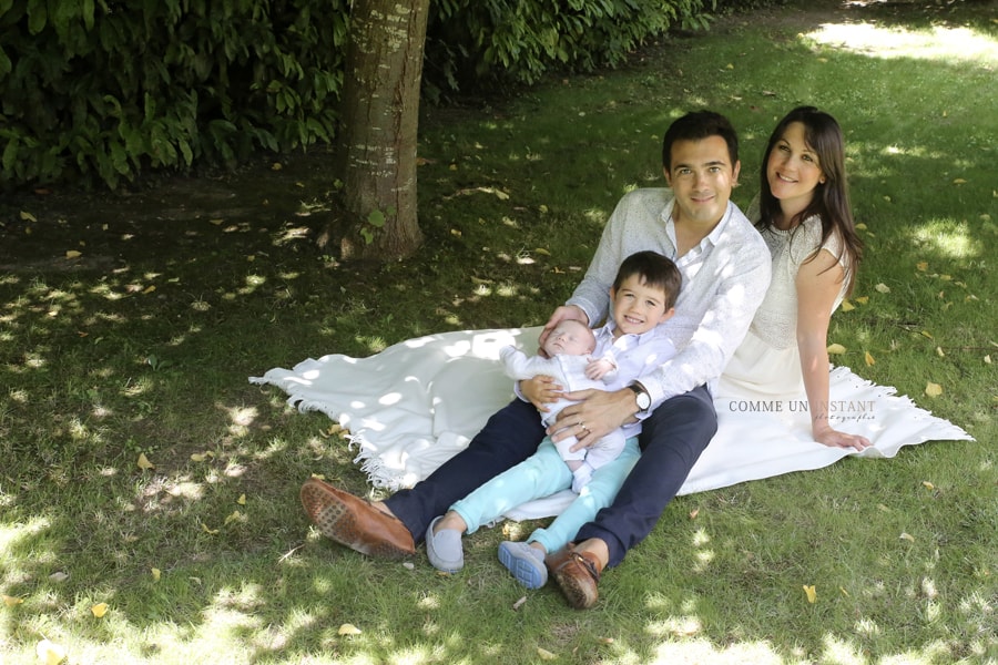 bébé - nouveau né - famille en extérieur - reportage photographe famille - photographie amour - reportage photographe de familles en plein coeur de Vincennes (94300 Val de Marne 94) et sa région