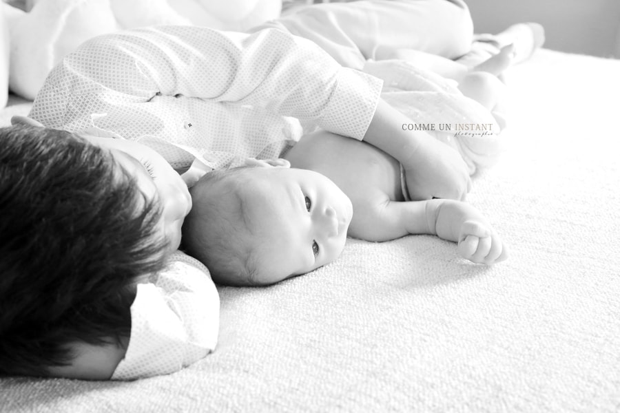 photographe professionnelle nouveau né - nouveau né studio - noir et blanc - photographe pro famille - bébé studio - reportage photographe famille studio - amour - photographe bébé - shooting à domicile de familles en centre ville de Maisons Alfort (94700 Val de Marne 94)