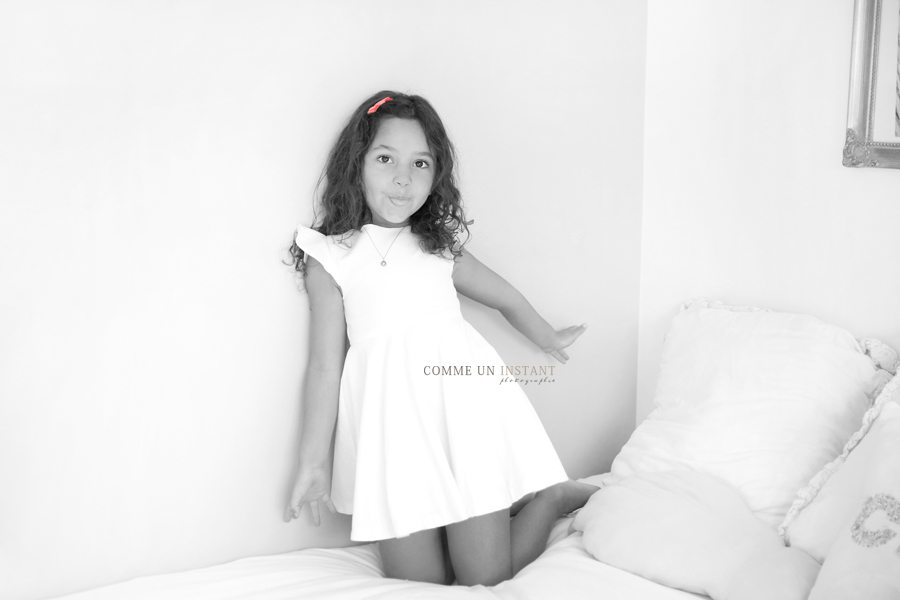 soeurs et frères - shooting familles en plein coeur de Rueil Malmaison (92500 Hauts de Seine 92) - shooting enfant - photographe à domicile noir et blanc - famille studio - enfant studio - reportage photographe famille