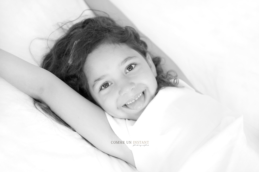 noir et blanc, photographie pour famille en centre ville de Montmorency (95160 Val d'Oise 95) et sa région, enfant studio, famille, shooting soeurs et frères, shooting à domicile enfant, famille studio