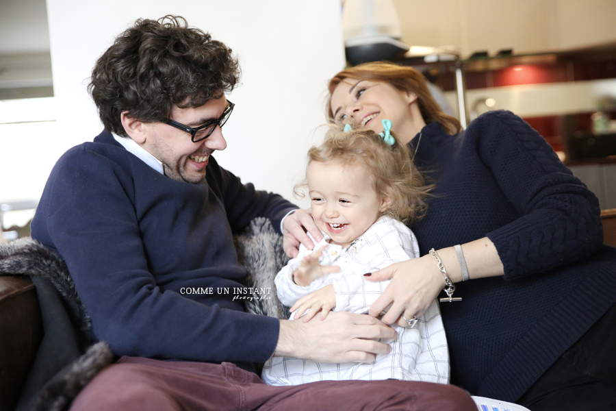 bébé en train de jouer, enfant, bébé aux yeux bleus, famille, photographe bébé, shooting à domicile famille studio, photographe pro bébé studio, shooting à domicile de famille à Herblay (95220 Val d'Oise 95) et sa région, amour, enfant studio