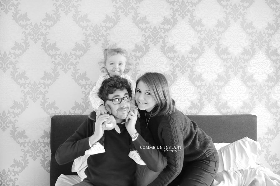 photographe à domicile famille - photographe bébé - bébé studio - photographe à domicile famille - noir et blanc - photographe professionnelle famille studio - photographe pro enfant - amour - photographe professionnelle enfant studio - reportage photographe bébé en train de jouer