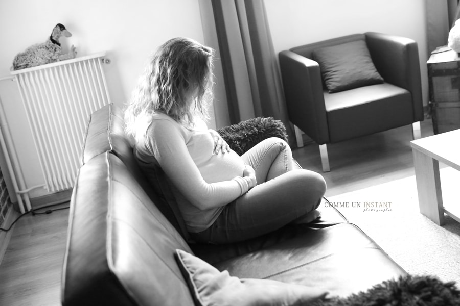 femme enceinte habillée, grossesse, photographe a domicile pour femmes enceintes à Sannois (95110 Val d'Oise 95) et sa région, grossesse studio, shooting à domicile noir et blanc