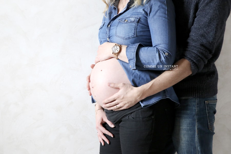 couple, grossesse, photographe à domicile ventre nu, photographe pour femme enceinte à Cergy Pontoise (95100 Val d'Oise 95) et sa région, amour, reportage photographe femme enceinte habillée, grossesse studio