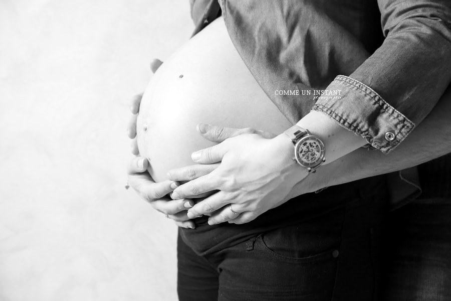 noir et blanc, shooting couple, photographe a domicile pour femmes enceintes, femme enceinte habillée, ventre nu, grossesse, photographe pro amour, reportage photographe grossesse studio