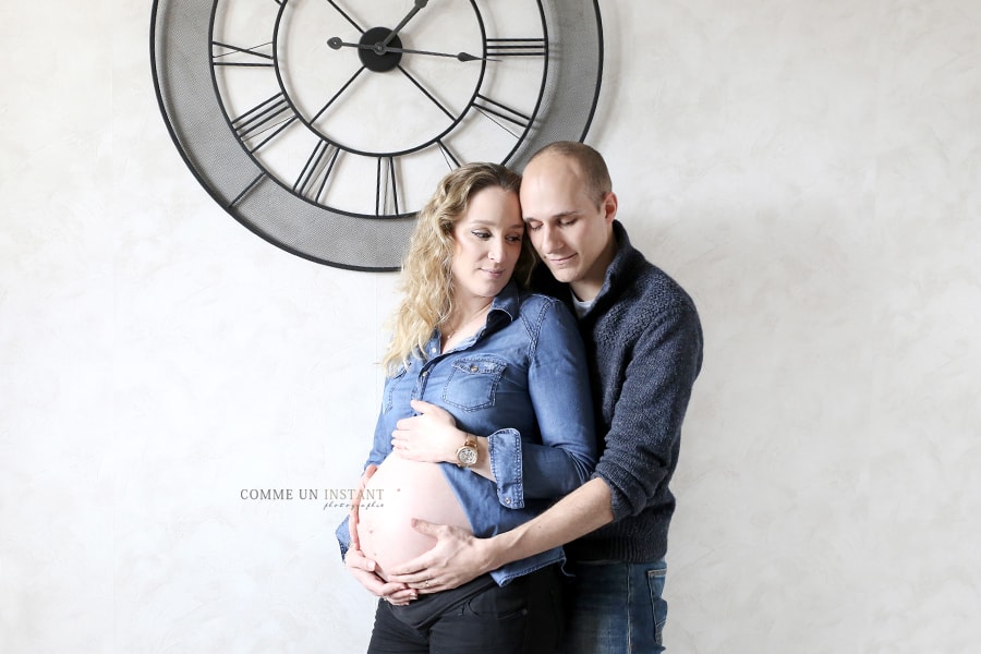 photographe a domicile ventre nu - amour - shooting femme enceinte habillée - grossesse studio - grossesse - couple - photographe pro pour grossesses