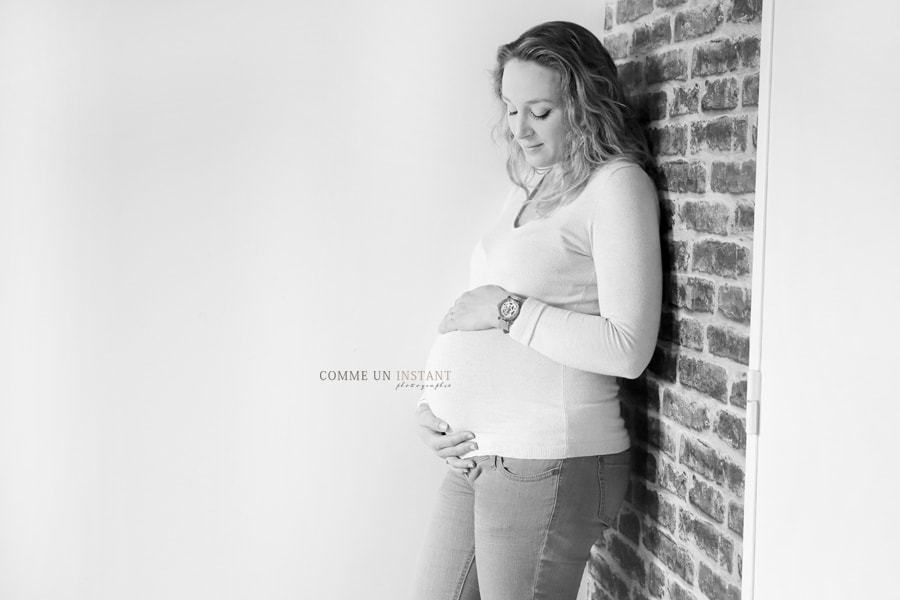 grossesse studio - femme enceinte habillée - photographie noir et blanc - photographe à domicile grossesse a Suresnes (92150 Hauts de Seine 92) - grossesse