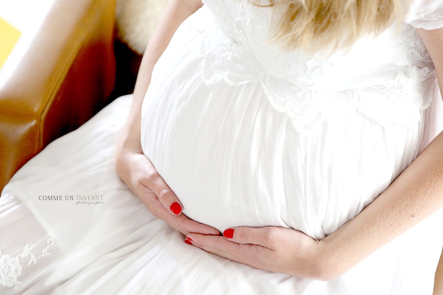 shooting pour femmes enceintes sur Paris 75 du côté du Pont des Arts et de la cathédrale Notre Dame - shooting à domicile femme enceinte habillée