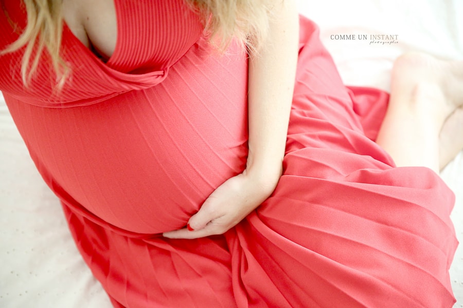 photographe professionnelle femme enceinte habillée, grossesse studio, shooting à domicile de femmes enceintes en centre ville de Paris 75 au niveau de la Tour Montparnasse, de la Concorde et du Panthéon