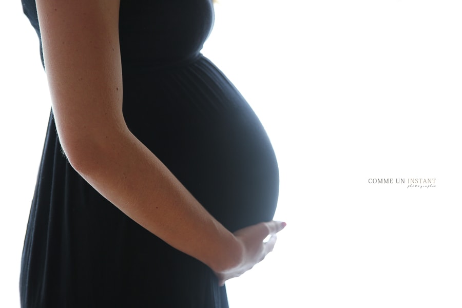 grossesse studio, shooting à domicile pour femme enceinte, femme enceinte habillée