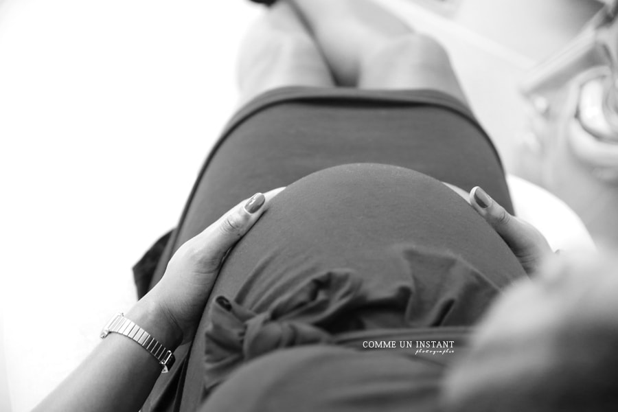 photographe à domicile pour femmes enceintes en centre ville de Franconville (95130 Val d'Oise 95), photographe à domicile grossesse studio, femme enceinte peau noire, grossesse métisse, noir et blanc, photographe professionnelle femme enceinte habillée, shooting à domicile grossesse