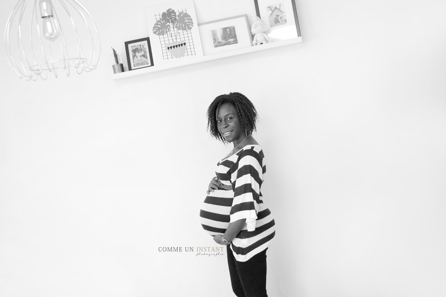 photographe professionnelle femme enceinte habillée - grossesse studio - shooting à domicile femme enceinte peau noire - grossesse - grossesse métisse - noir et blanc - photographe a domicile pour grossesse en plein coeur de Maisons Alfort (94700 Val de Marne 94)