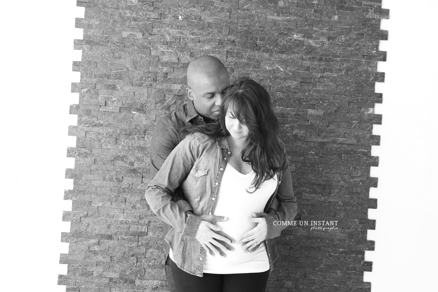 shooting à domicile couple - famille - photographe a domicile amour - reportage photographe noir et blanc - shooting pour grossesses sur Paris (75000 Paris 75) et sa région - grossesse - femme enceinte habillée - shooting à domicile grossesse studio - reportage photographe famille studio