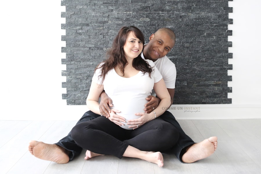 photographe pro famille - famille studio - femme enceinte habillée - shooting couple - photographe à domicile femmes enceintes en plein coeur de Herblay (95220 Val d'Oise 95) et sa région - photographe amour - grossesse - grossesse studio