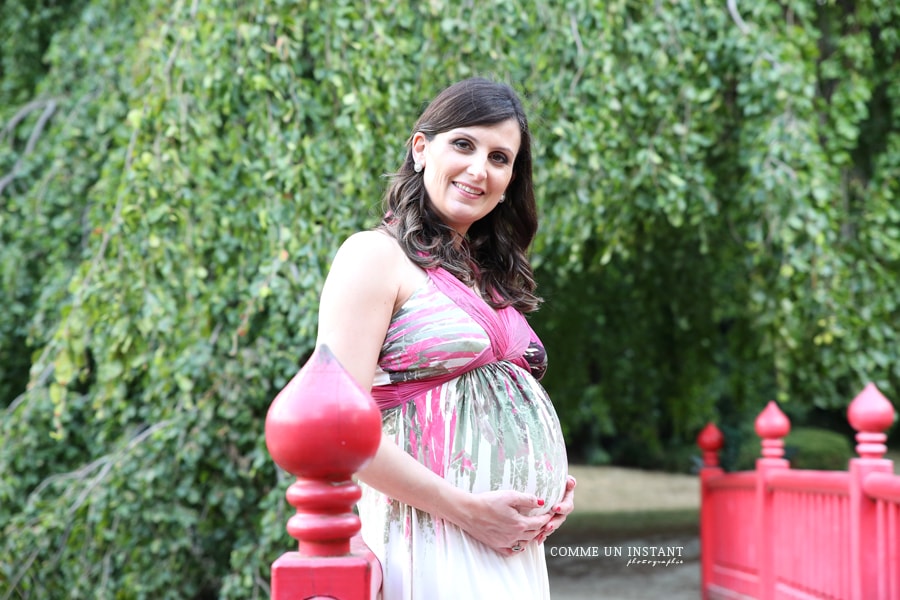 reportage photographe grossesse en extérieur, photographe grossesse, shooting femmes enceintes, photographe pro femme enceinte habillée