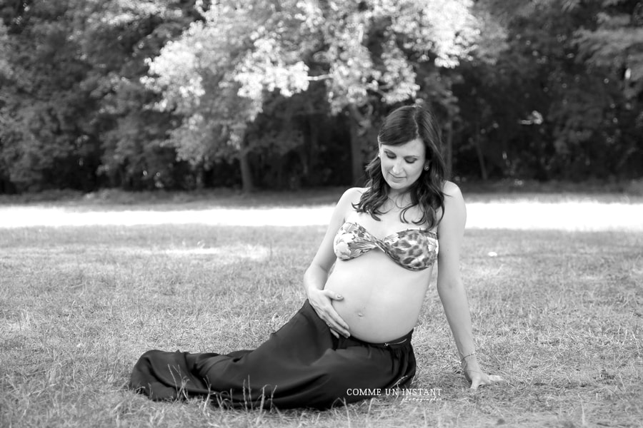 grossesse - photographie ventre nu - noir et blanc - photographe pour grossesses - grossesse en extérieur