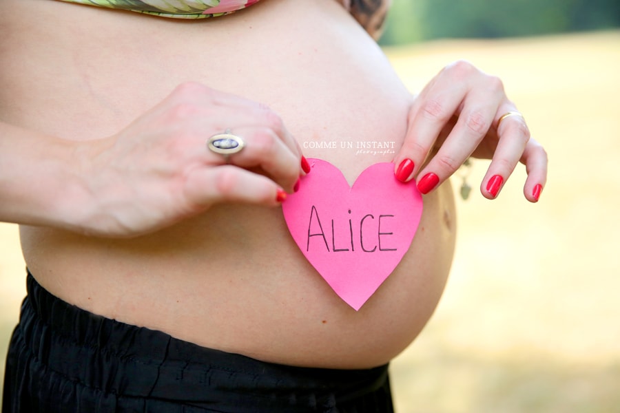 ventre nu - reportage photographe grossesse en extérieur - shooting femme enceinte - photographe a domicile grossesse