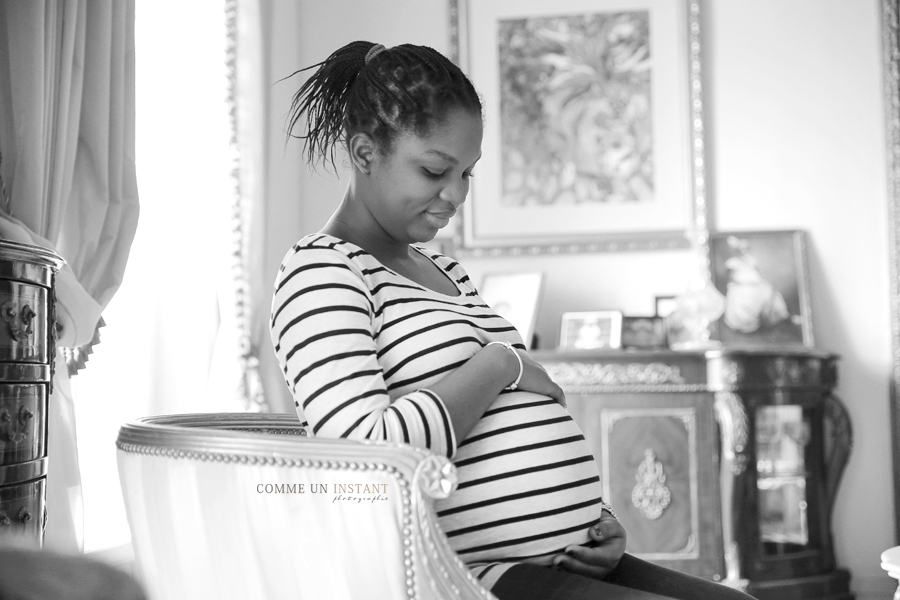 noir et blanc, femme enceinte habillée, photographe professionnelle de femmes enceintes en centre ville de Rueil Malmaison (92500 Hauts de Seine 92), reportage photographe grossesse métisse