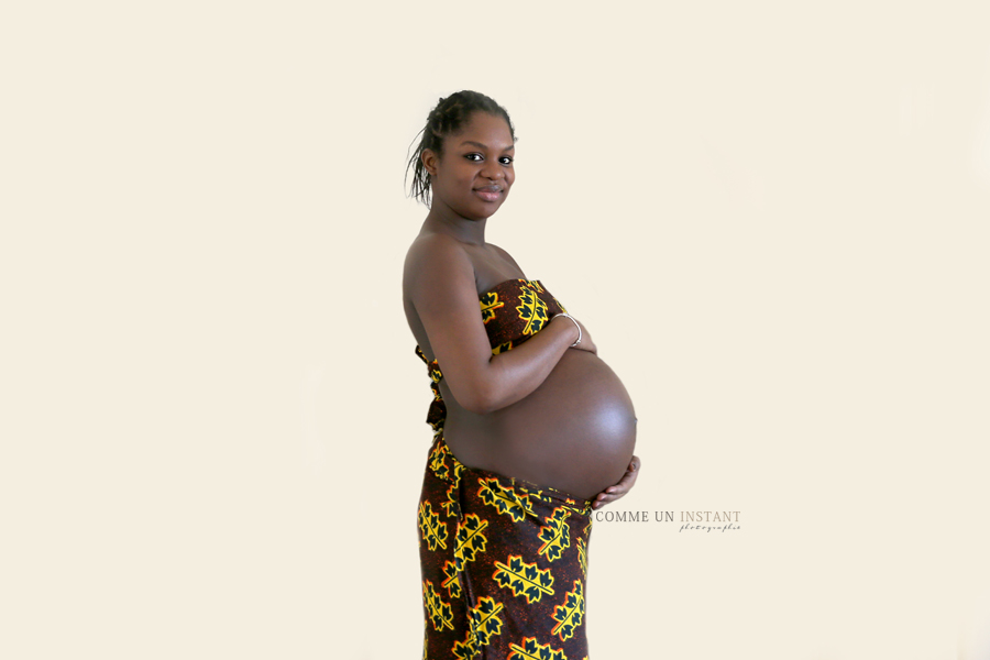 photographe grossesse studio, photographe pro femme enceinte habillée, grossesse métisse, shooting à domicile femmes enceintes en centre ville de Paris 75 tout près de Montmartre et des Champs de Mars