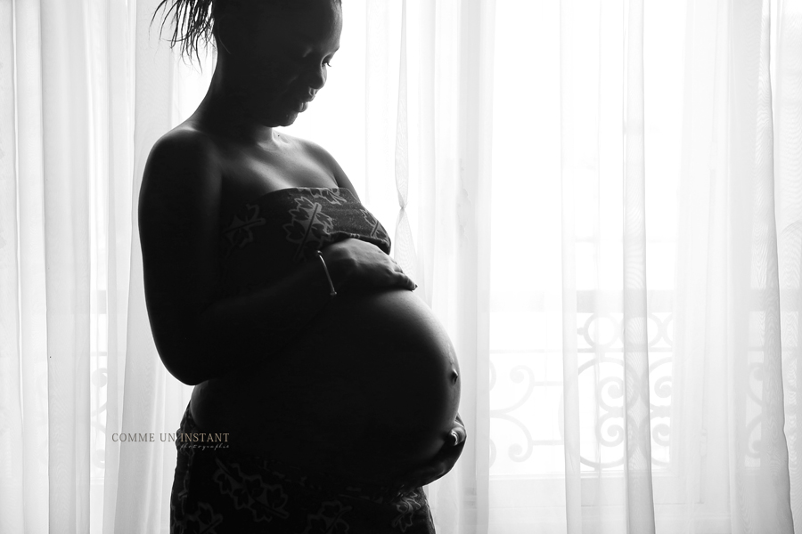 grossesse, photographe à domicile pour grossesse en centre ville de Paris 75 tout près de la Tour Montparnasse, grossesse studio, photographe professionnelle grossesse métisse, femme enceinte habillée
