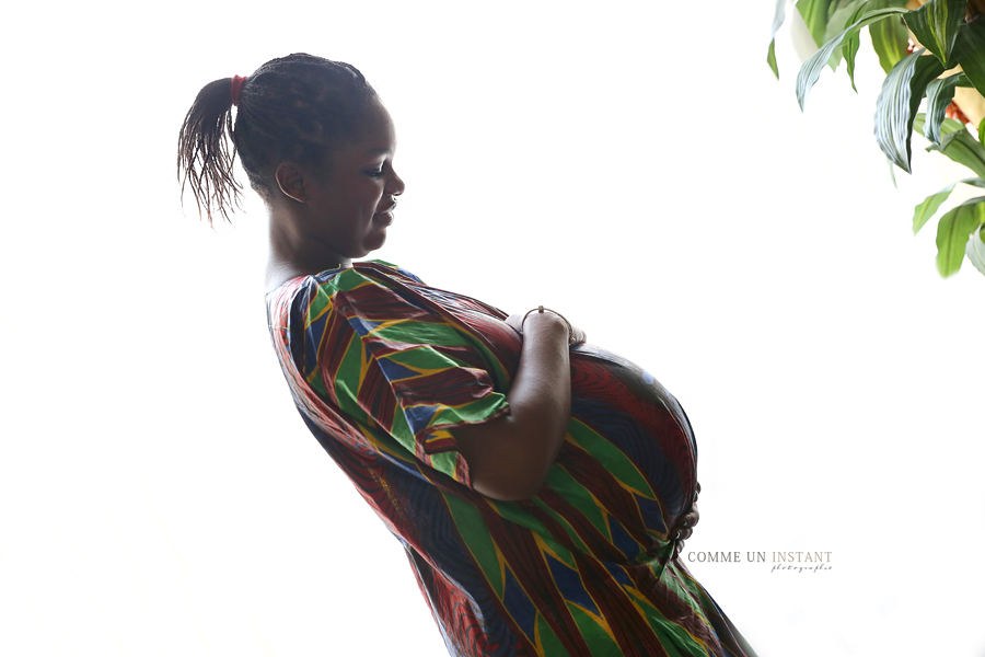 photographe professionnelle femme enceinte habillée - photographe grossesse studio - photographe professionnelle pour femmes enceintes - shooting grossesse métisse
