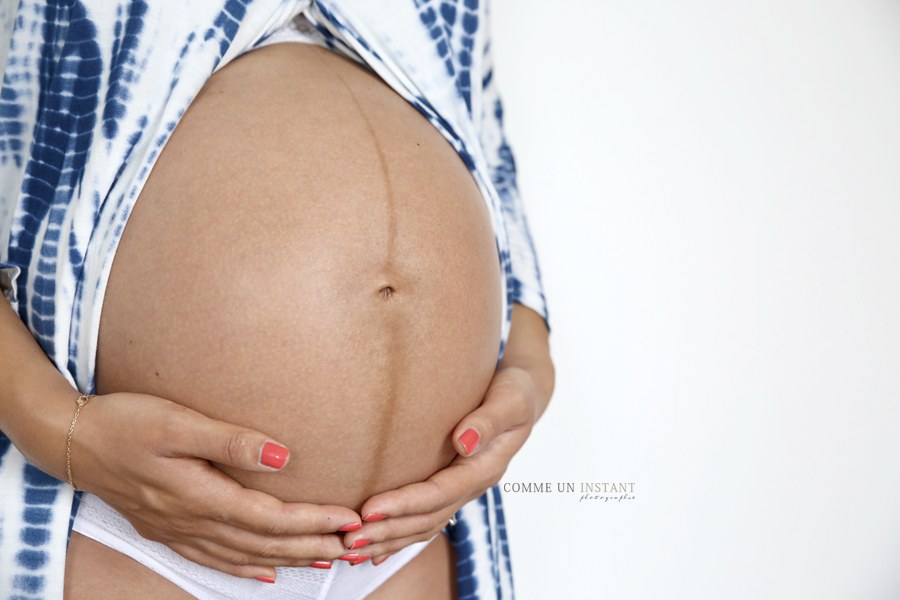 shooting à domicile ventre nu - bébé - photographe a domicile femme enceinte habillée - photographe pour femmes enceintes sur Sannois (95110 Val d'Oise 95) - reportage photographe grossesse - photographe à domicile femme enceinte asiatique - grossesse studio