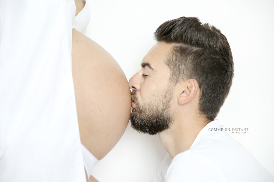 shooting à domicile femme enceinte habillée - ventre nu - famille asiatique - photographe professionnelle de femme enceinte - photographe professionnelle famille studio - femme enceinte asiatique - grossesse - photographe couple - reportage photographe famille - grossesse métisse - grossesse studio - amour