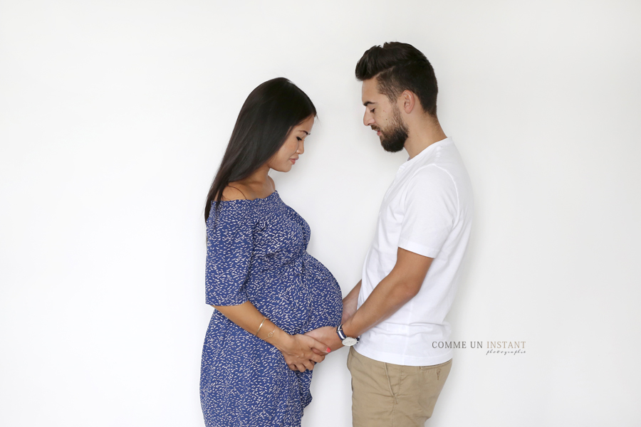 shooting famille studio - reportage photographe famille - photographe a domicile amour - photographe professionnelle famille asiatique - photographe a domicile grossesses - grossesse - photographe femme enceinte habillée - couple - grossesse studio - photographe pro bébé - femme enceinte asiatique