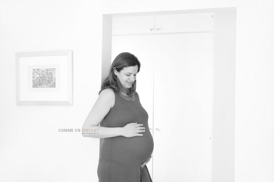 photographe professionnelle grossesses en centre ville de Alfortville (94140 Val de Marne 94) et sa région, reportage photographe grossesse studio, femme enceinte habillée, noir et blanc, photographe professionnelle grossesse