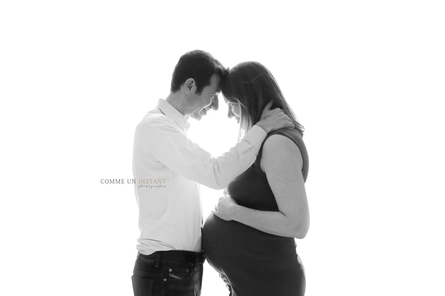 femme enceinte habillée, shooting amour, photographe professionnelle femme enceinte, photographe professionnelle famille, noir et blanc, grossesse studio, famille studio, couple, photographe a domicile grossesse