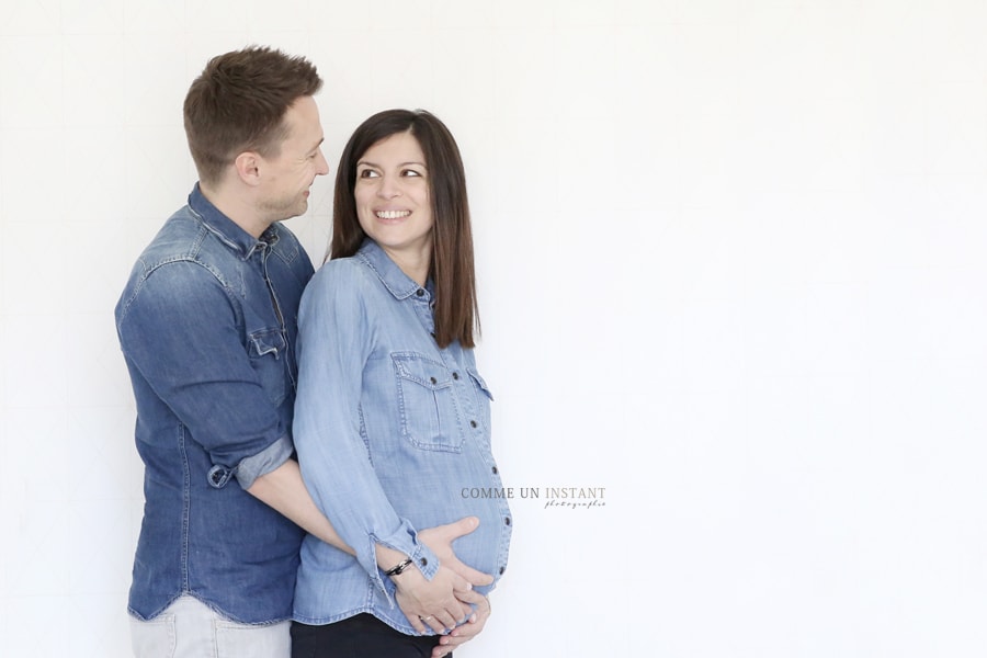 photographe professionnelle grossesse studio - photographe à domicile amour - reportage photographe famille studio - femme enceinte habillée - famille - couple - grossesse - photographe pro de grossesses