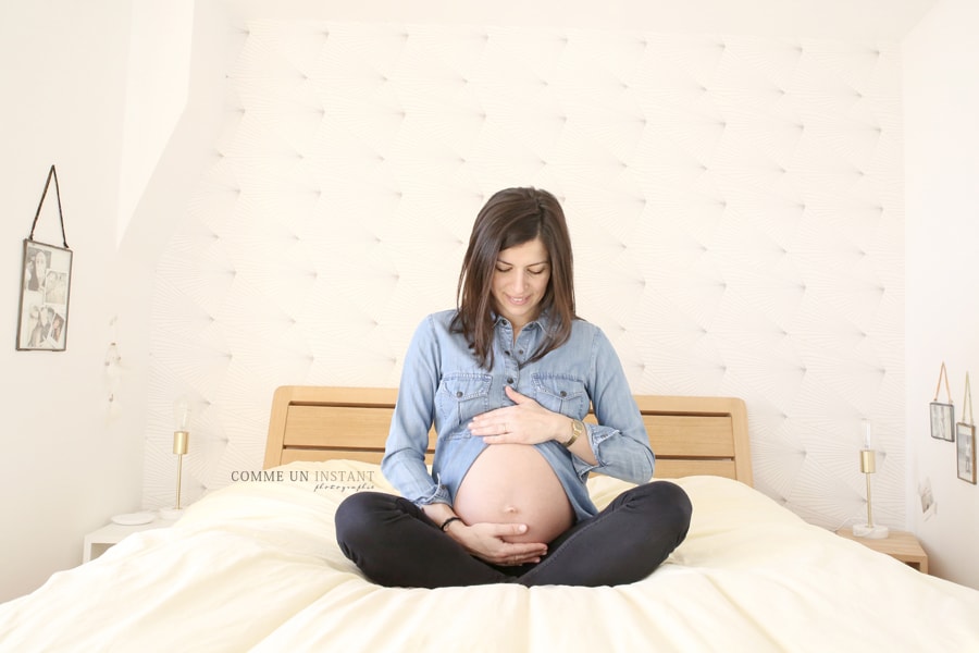 photographe pro de femme enceinte a Maisons Alfort (94700 Val de Marne 94) - grossesse studio - photographe professionnelle ventre nu - femme enceinte habillée - photographie grossesse